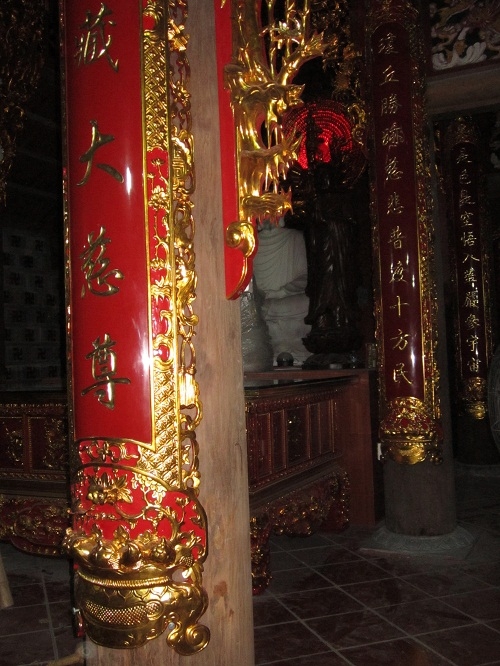 Cột đỡ trong chùa được làm bằng gỗ lim vừa tay một người ôm.